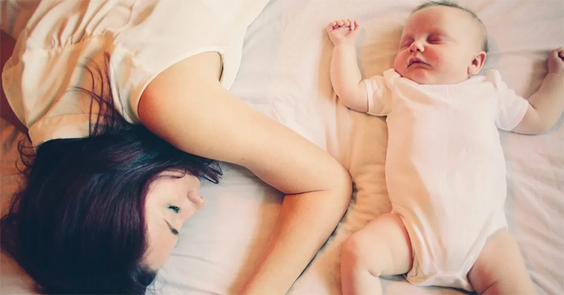 چرت زدن با نوزاد برای جبران کم خوابی والدین چرت زدن با نوزاد برای جبران کم خوابی والدین