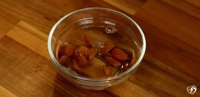 1. Soaking almonds طرز تهیه حریره بادام برای نوزاد 6 ماهه - مرحله اول
