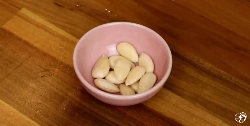 2. Grate almonds طرز تهیه حریره بادام برای نوزاد 6 ماهه - مرحله دوم