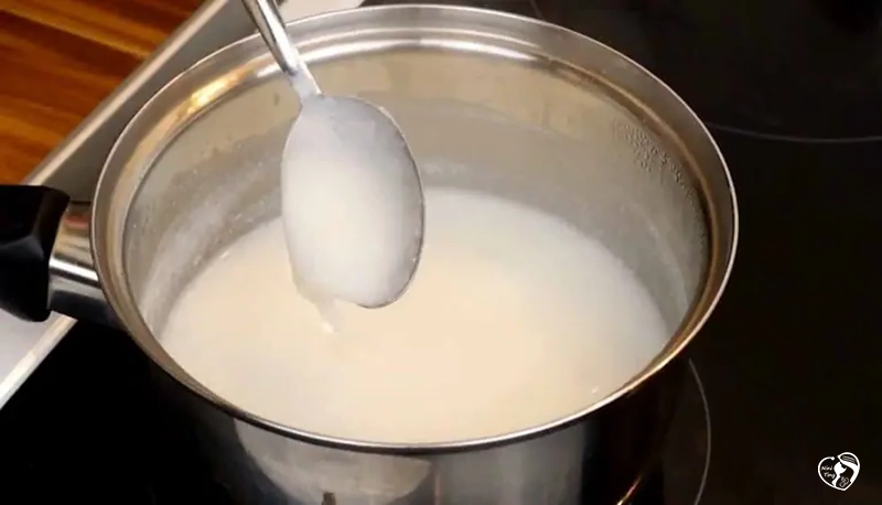 3. Mix rice flour and milk طرز تهیه حریره بادام برای نوزاد 6 ماهه - مرحله سوم