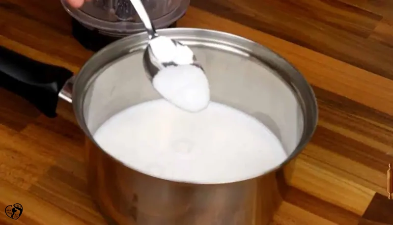 4. Add sugar and almond powder طرز تهیه حریره بادام برای نوزاد 6 ماهه - مرحله چهارم