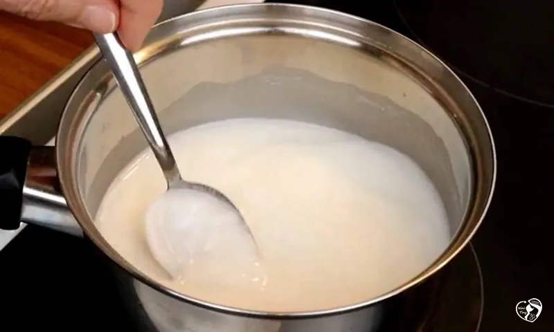 5. Place the pan on the flame طرز تهیه حریره بادام برای نوزاد 6 ماهه - مرحله پنجم