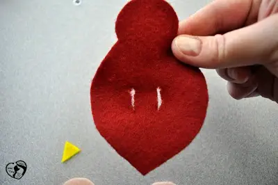 4 کاردستی عروسک های انگشتی پرنده ای - مرحله ایجاد شکاف روی بدن پرنده