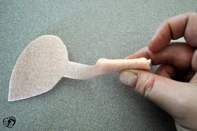 5 عروسک های انگشتی پرنده ای - مرحله لوله کردن بال