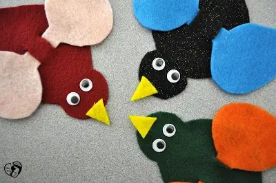 7 عروسک های انگشتی پرنده ای - مرحله چسبوندن منقار و چشم ها